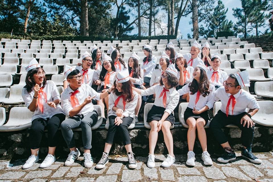 học sinh chụp ảnh ký yếu