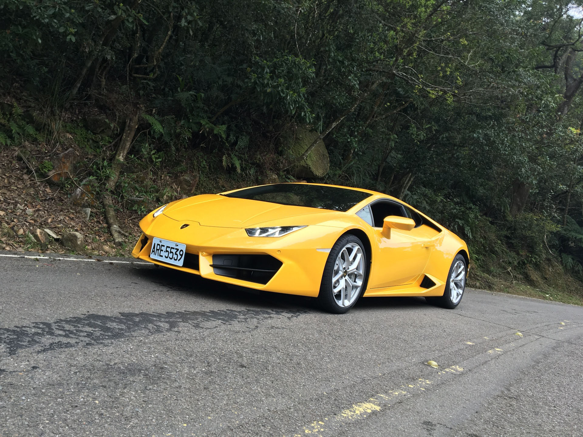 hình nền xe lamborghini huracan vàng