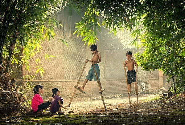 hình ảnh trẻ con vui đùa ở làng quê việt nam