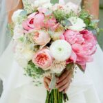 hoa cầm tay màu hồng ngọt ngào cho cô dâu