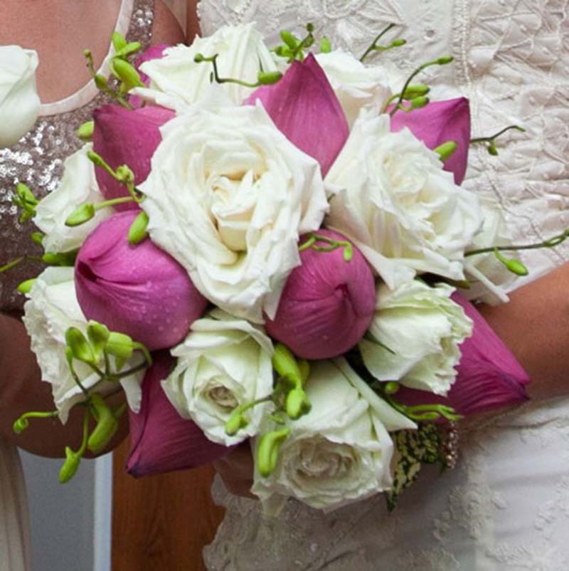 hoa cưới bằng hoa sen đẹp cho cô dâu