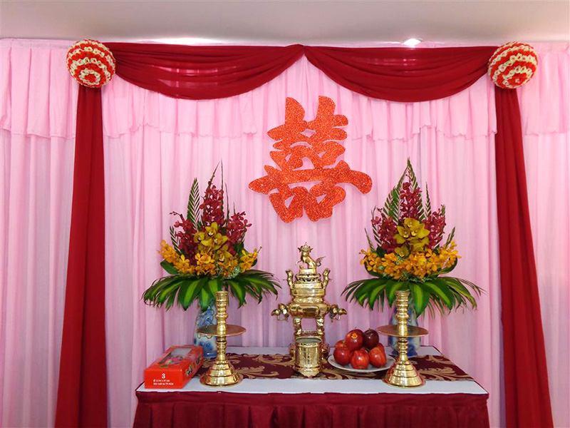 trang trí hoa cho bàn gia tiên ngày cưới