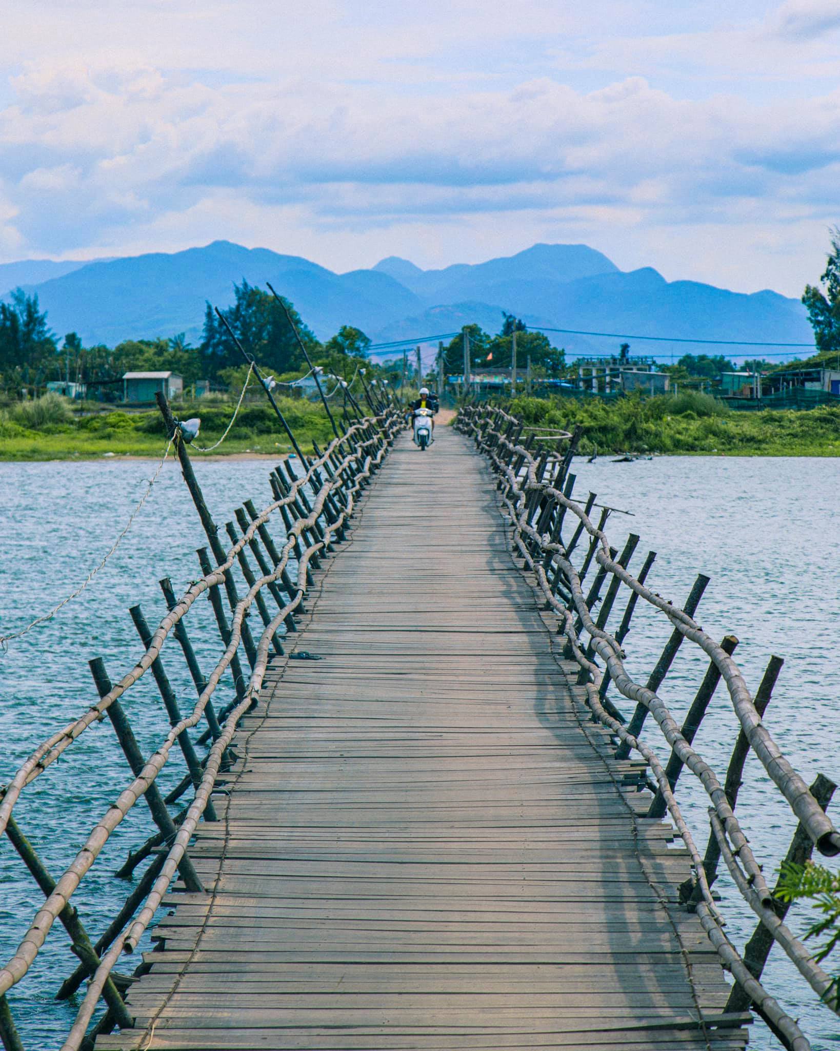 Việt Nam có thiên nhiên đẹp tựa như bức tranh vẽ bởi chính thiên nhiên. Những dòng sông, những đồi núi, những bãi biển đều tuyệt đẹp đến kì diệu. Hãy xem hình ảnh và cùng chúng tôi ngắm nhìn vẻ đẹp tuyệt vời của quê hương.