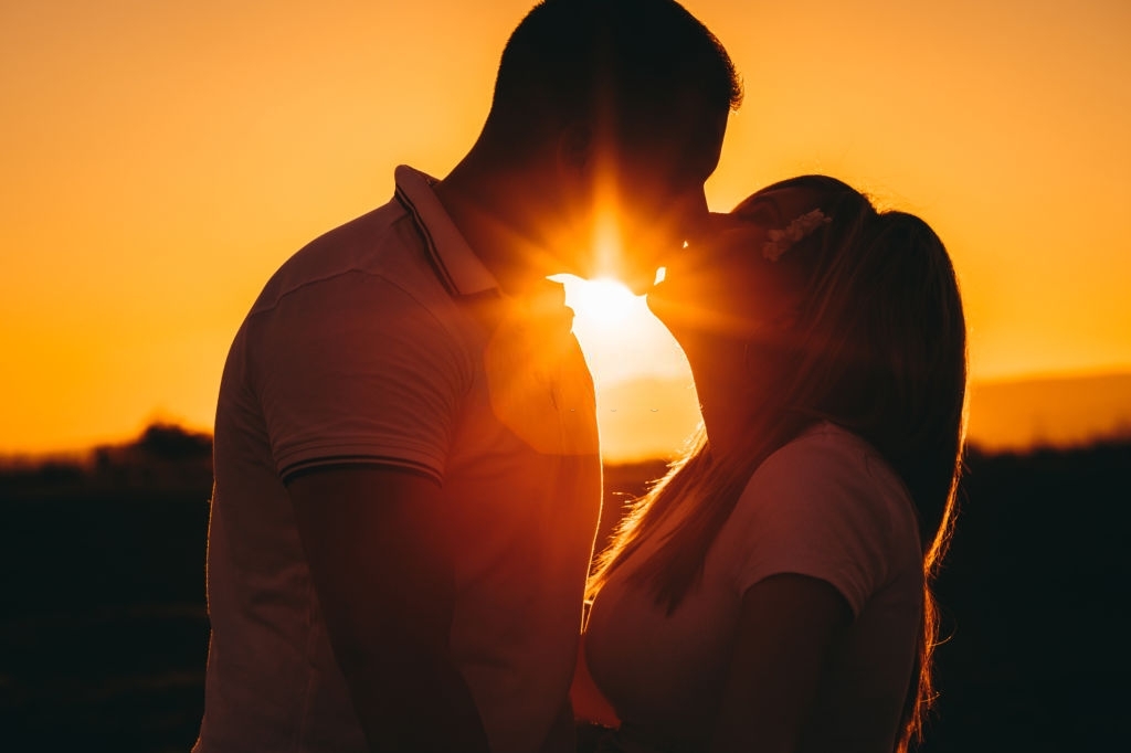 Hình ảnh hôn nhau đẹp lãng mạn nhất dành cho cặp đôi  Trung Cấp Nghề  Thương Mại Du Lịch Thanh Hoá
